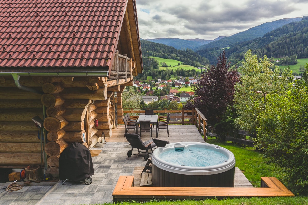 Terrasse mit Whirlpool und Blick auf Sankt Georgen am Kreischberg