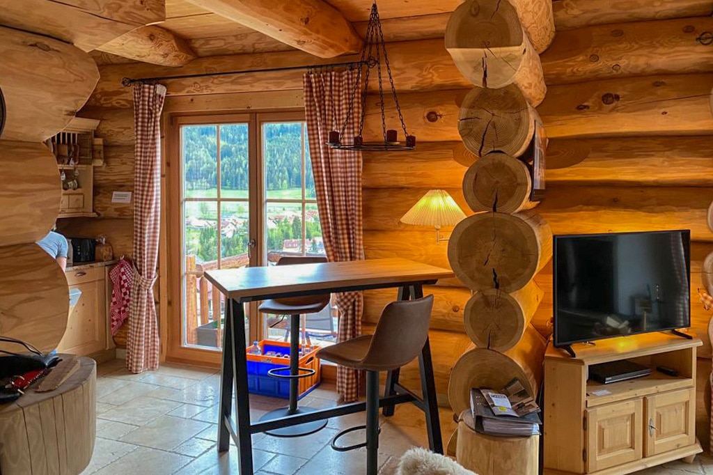 Küchentheke und Wohnbereich mit Blick nach draußen