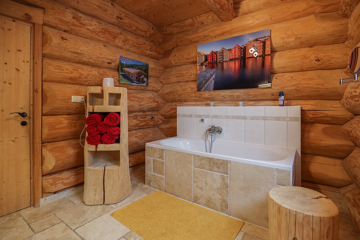 Badewanne an der Stammwand