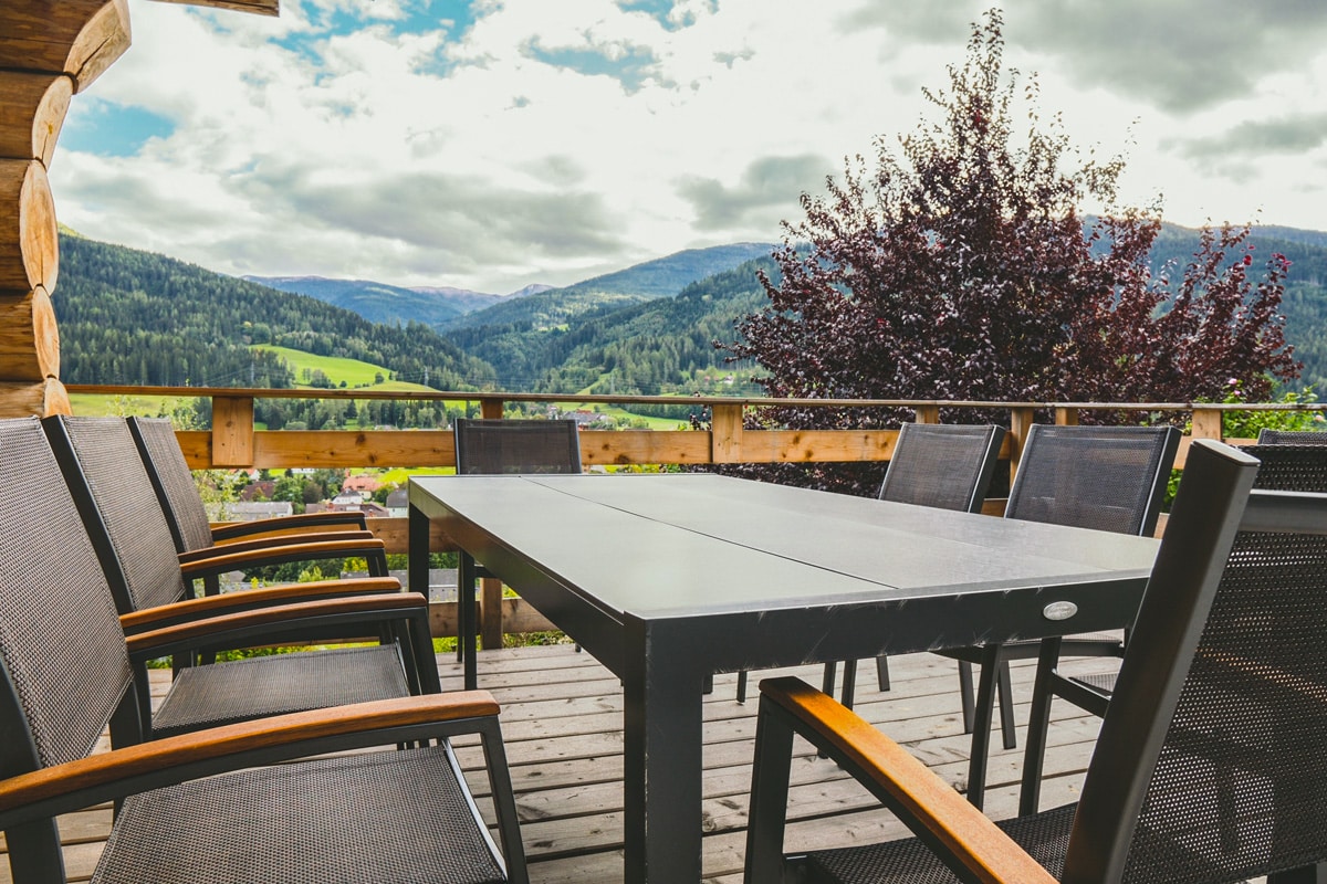 Terrassentisch mit Blick über das Murtal