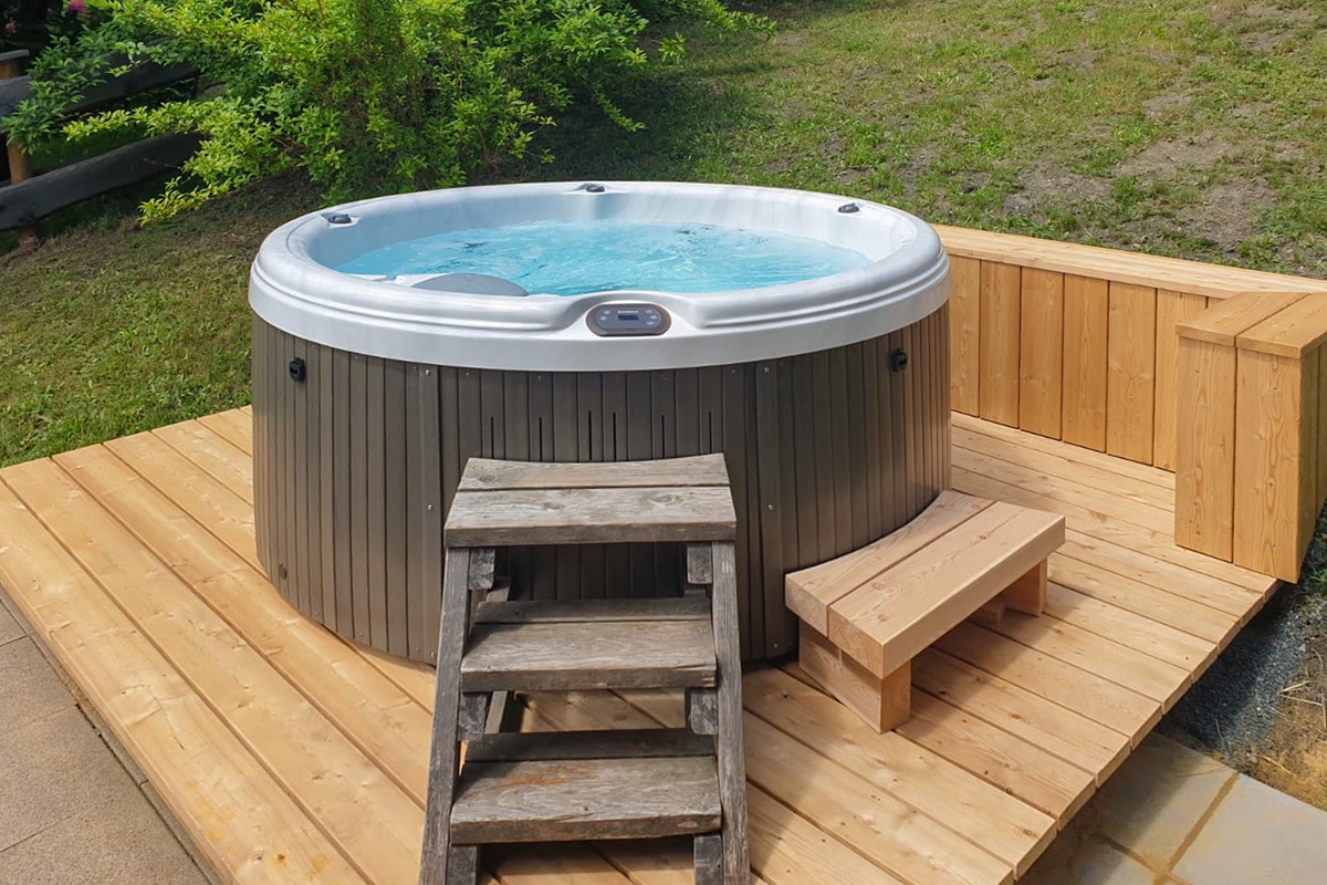 Whirlpool auf dem Holzdeck