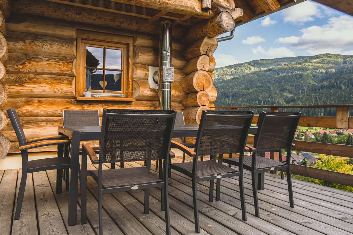 Großer Esstisch auf der Terrasse mit Bergblick