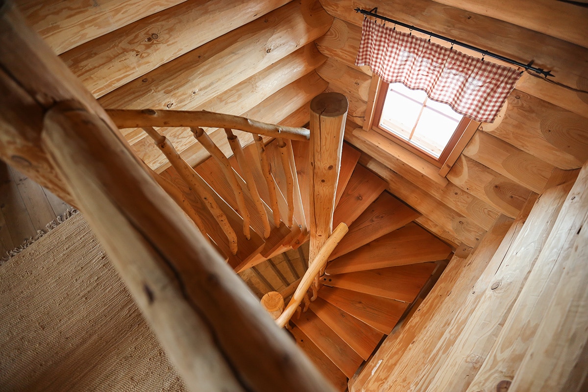 Holztreppe zwischen den Etagen