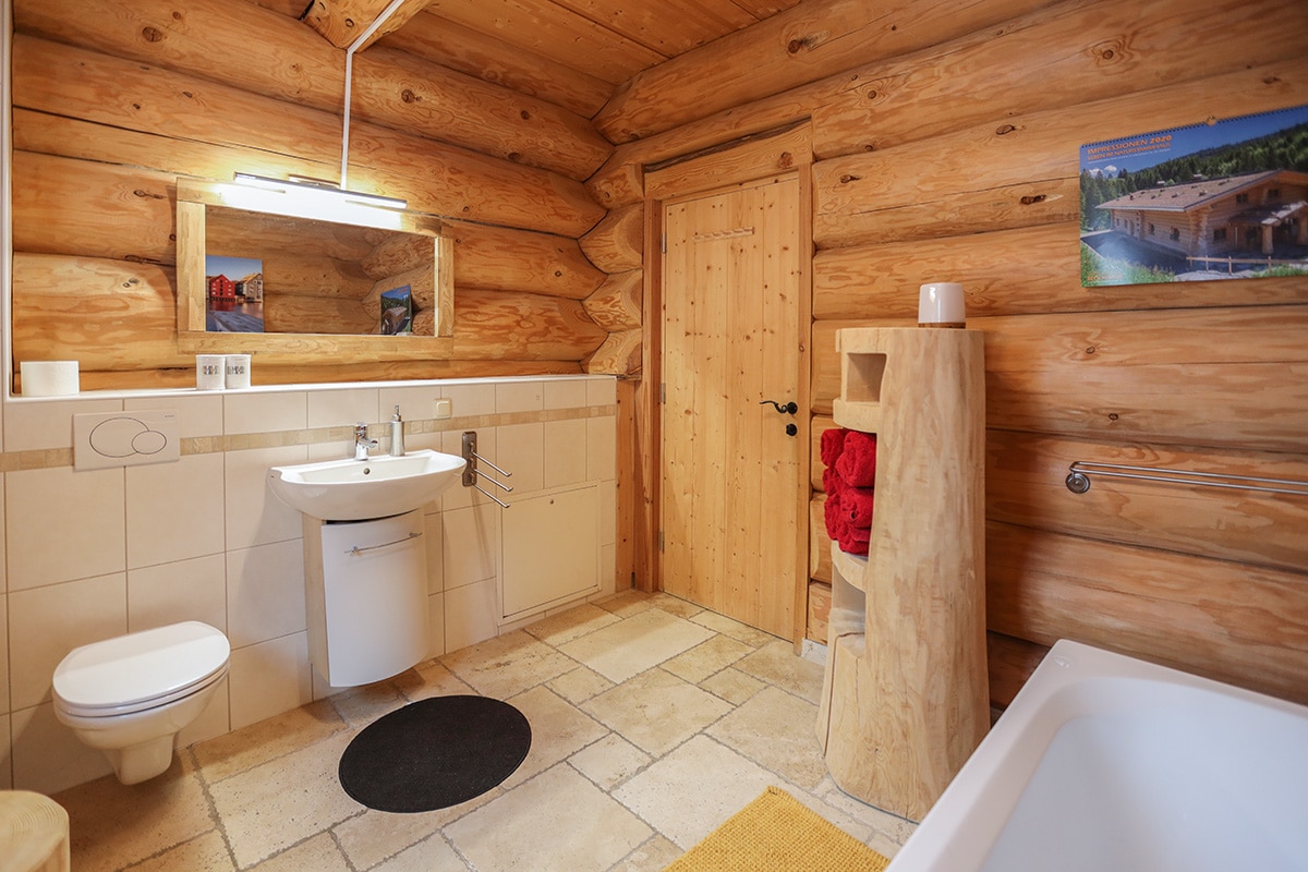 Badezimmer mit Badewanne