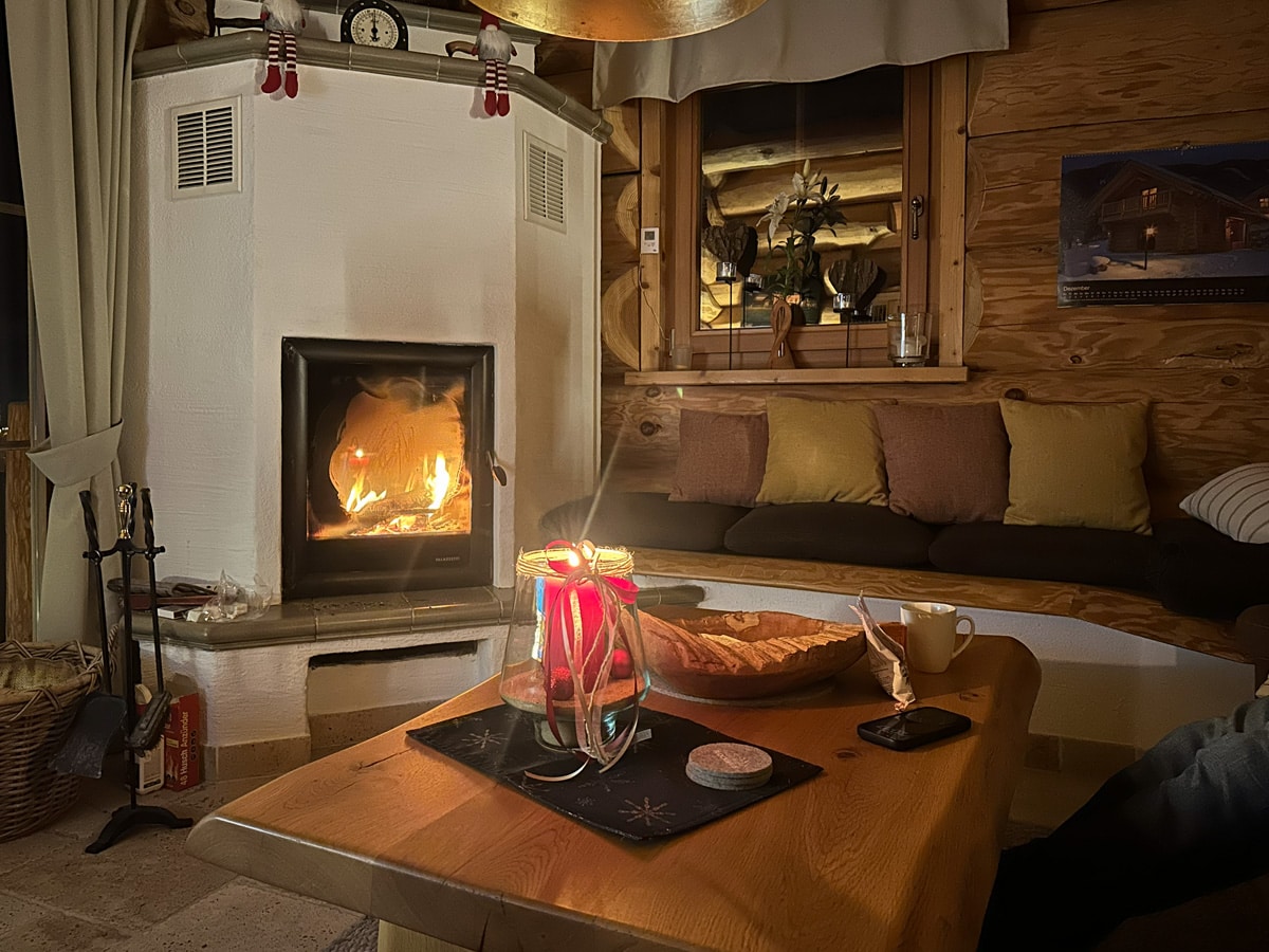 Kaminofen im Wohnzimmer, weihnachtlich dekoriert