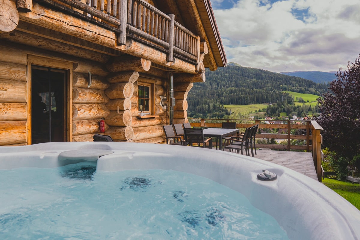 Whirlpool auf der Terrasse vor der Lodge