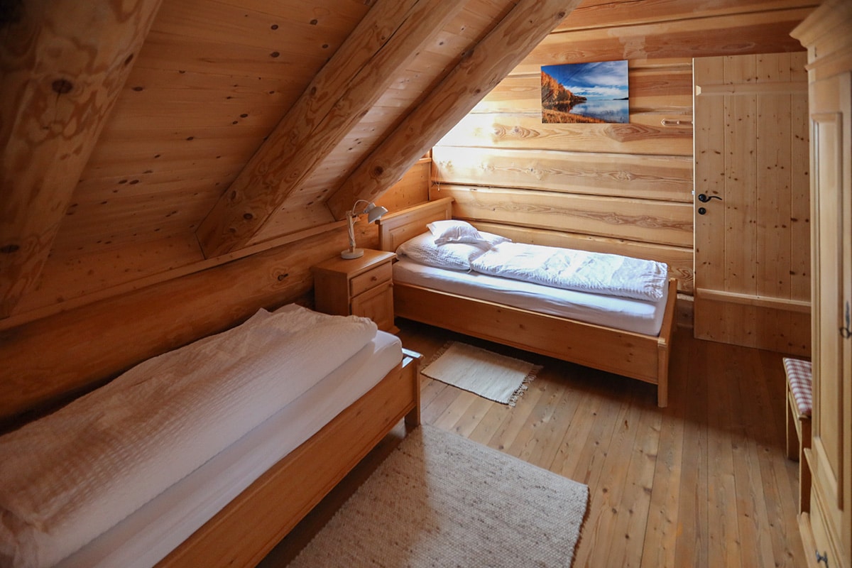 Schlafzimmer mit Einzelbetten im Obergeschoss