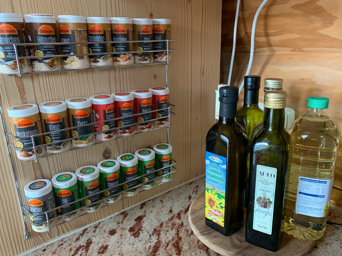 Gewürzregal und Öle in der Küche