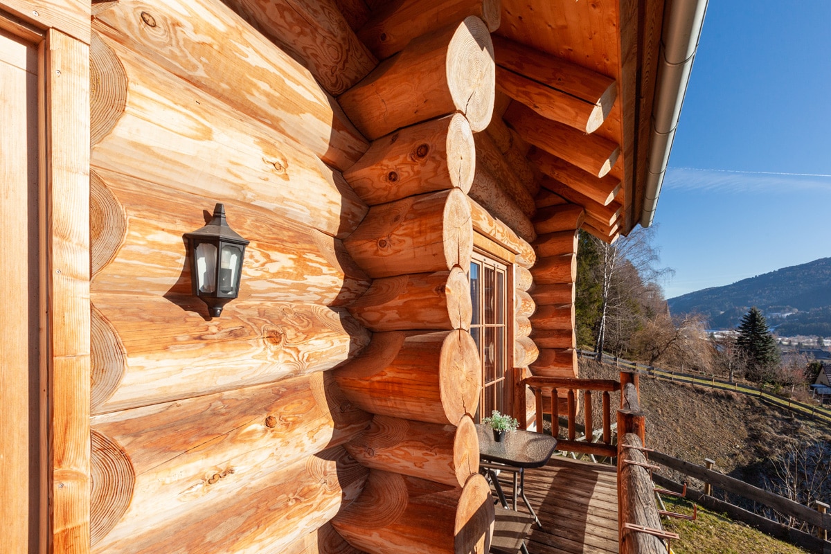 Balkon an der massiven Stammwand mit Blick ins Tal