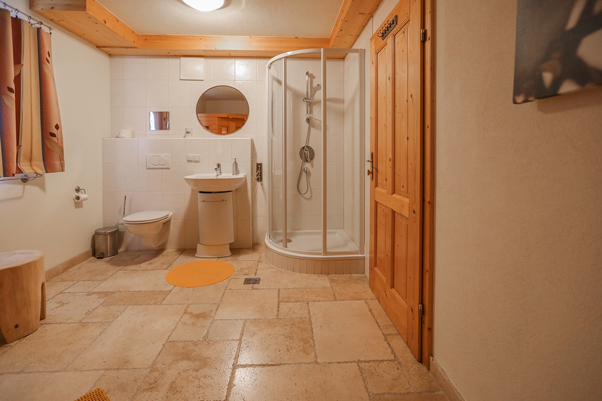 Badezimmer mit Dusche