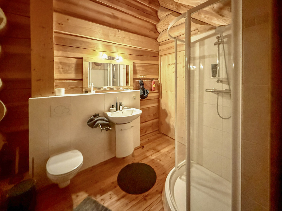 Badezimmer mit Dusche im Dachgeschoss