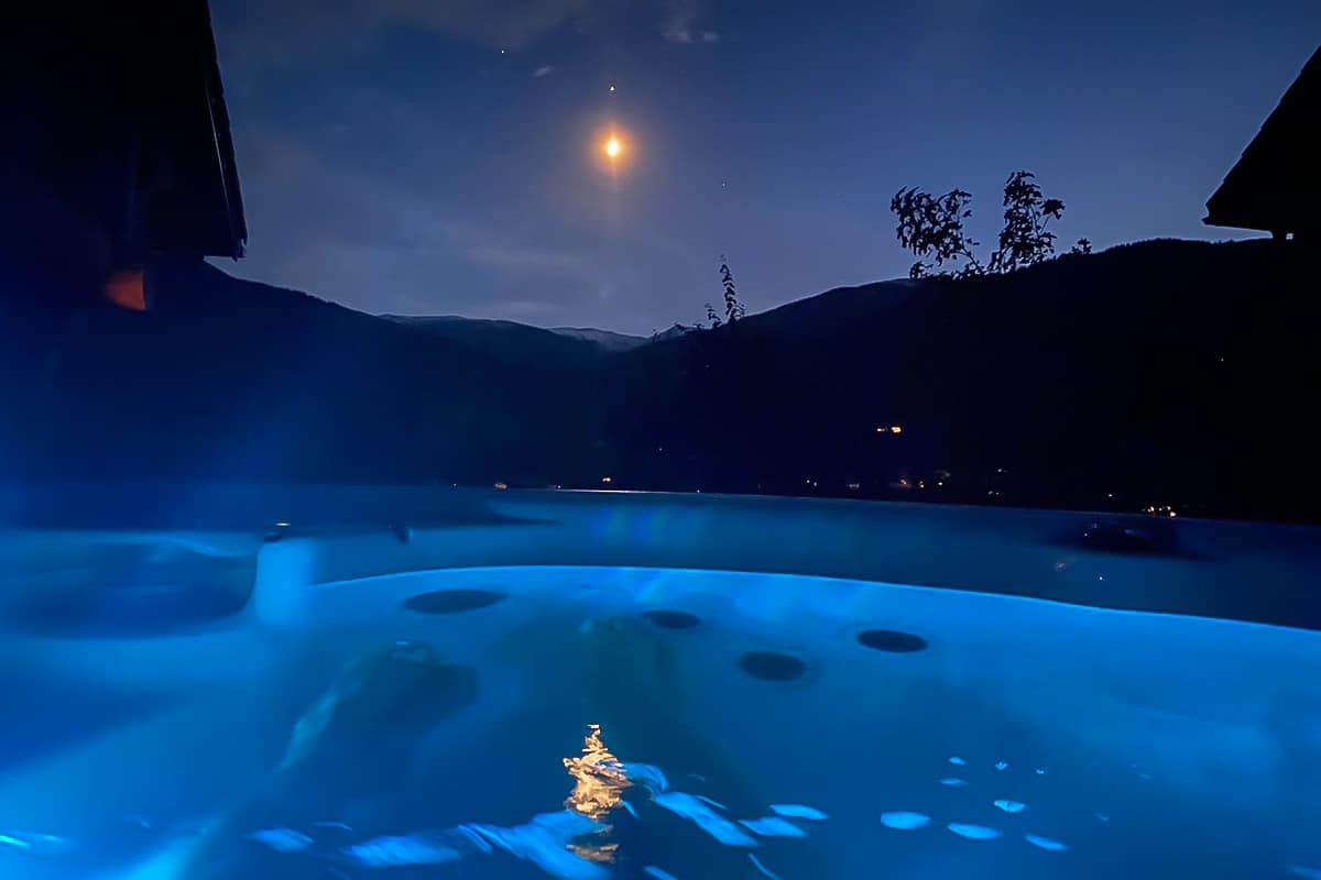 Beleuchteter Whirlpool am Abend