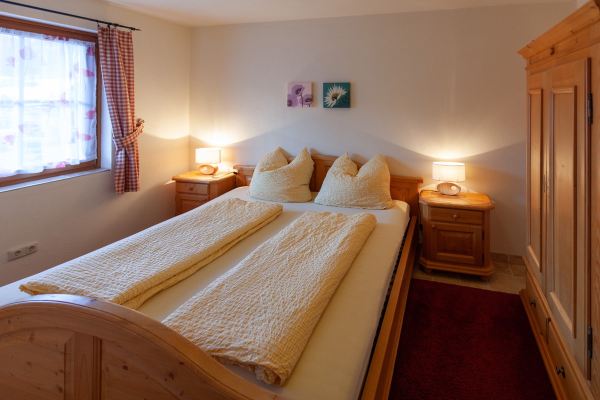 Schlafzimmer mit Doppelbett
