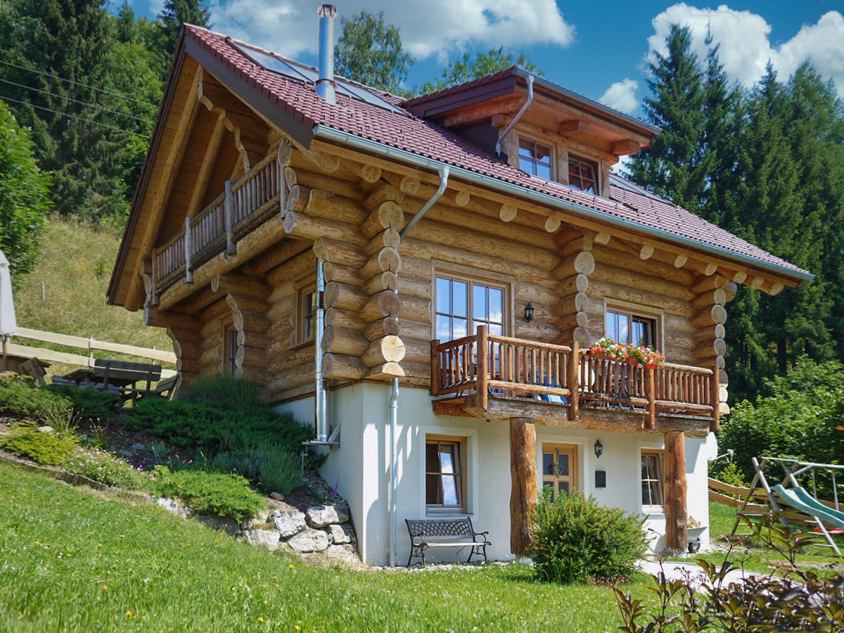 Kreischberg Lodge – Naturstammhaus mit Balkon und Garten im Sommer